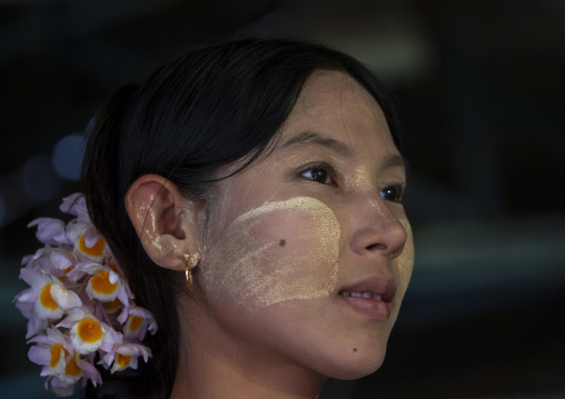 Woman with thanaka on the face, Rakhine state, Ngapali, Myanmar