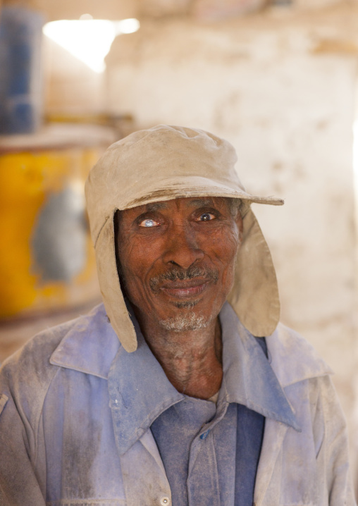 One eyed eritrean man in a mill, Debub, Dekemhare, Eritrea