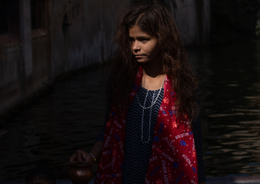Indian girl in Galtaji temple aka monkey temple, Rajasthan, Jaipur, India