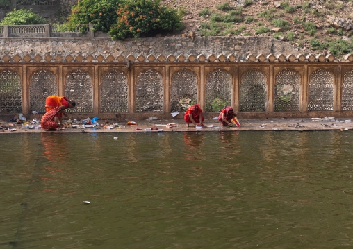 Indian women at Galtaji temple pool aka monkey temple, Rajasthan, Jaipur, India
