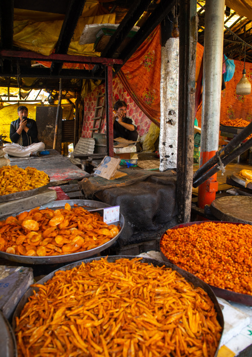 Indian men selling tradional street food, Jammu and Kashmir, Srinagar, India