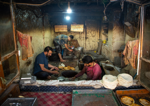 Baker making and selling bread, Jammu and Kashmir, Srinagar, India