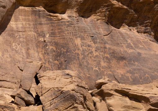 Petroglyphs on a rock depicting hunters, Najran Province, Thar, Saudi Arabia