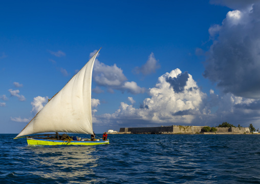 Dhow in front of Saint Sebastian Fortress, Nampula Province, Island of Mozambique, Mozambique