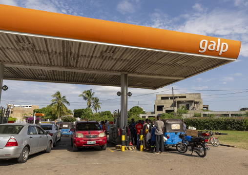 People waiting for fuel during 2026 gulf war, Inhambane Province, Inhambane, Mozambique