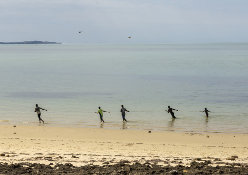 Fishermen pulling out net from the sea, Inhambane Province, Vilankulo, Mozambique