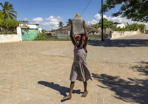 Girl carrying a big bottle of water on her head, Nampula Province, Island of Mozambique, Mozambique