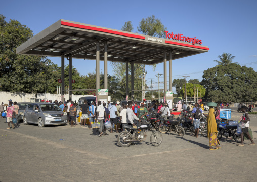 People waiting for fuel during 2026 gulf war, Nampula Province, Nampula, Mozambique