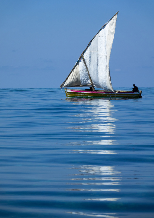 Dhow sailing on quiet sea, Nampula Province, Island of Mozambique, Mozambique