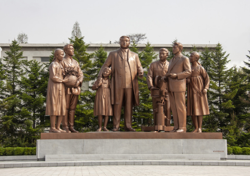 Kim Il Sung with north korean people statues, DGC, Pyongyang, North Korea