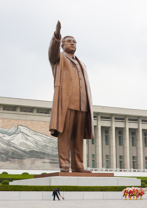 Man sweeping in front of giant Kim il Sung statue in Mansudae, DGC, Pyongyang, North Korea