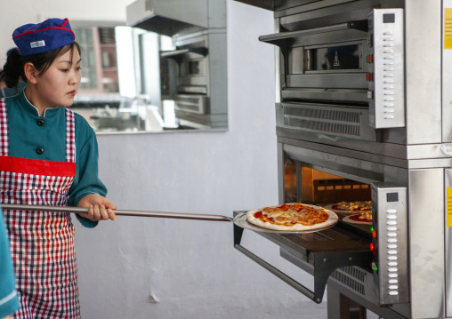 North Korean pizzeria cook in an italian restaurant, DGC, Pyongyang, North Korea