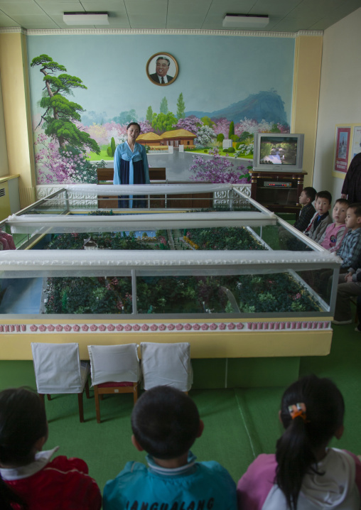 Teacher giving a lesson about Kim il sung in Kwangbok primary school, DGC, Pyongyang, North Korea