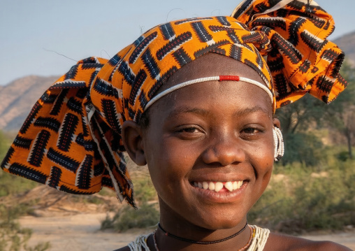 Smiling mucubal tribe woman with sharpened teeth, Namibe Province, Virei, Angola
