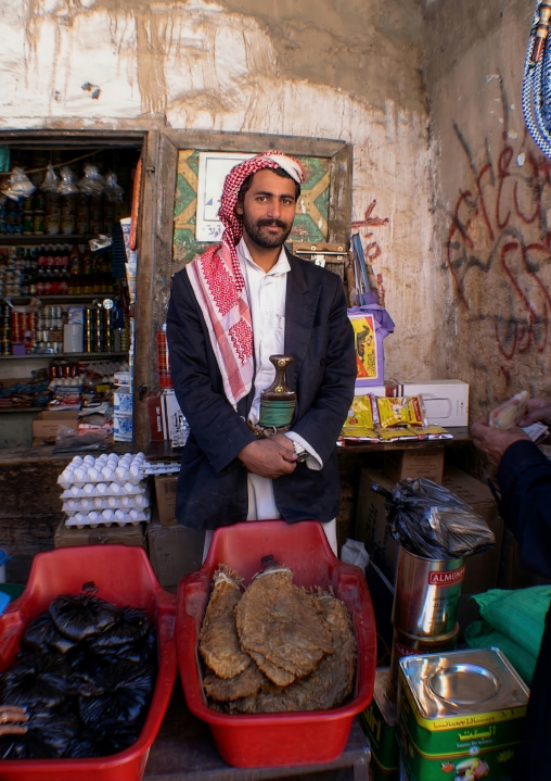 Yemeni man selling tobacco leaves, Amanat Al-Asemah, Sanaa, Yemen