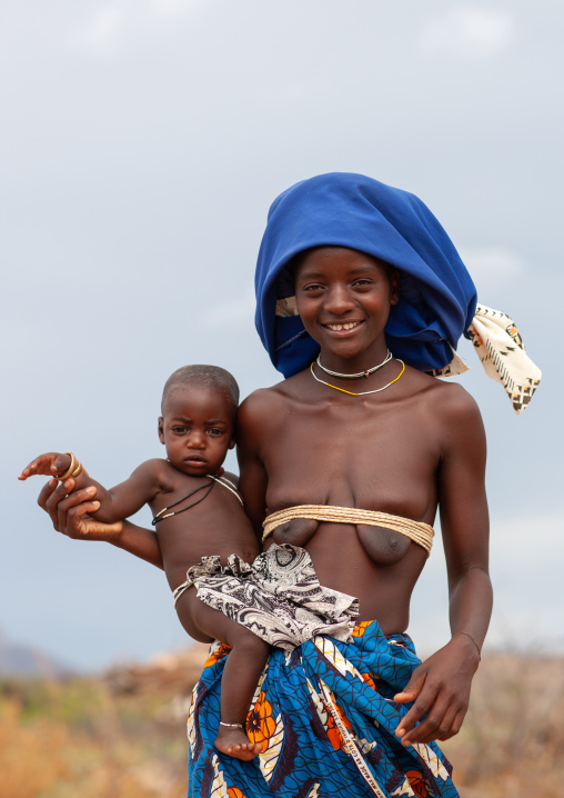 Mucubal tribe woman with her child, Namibe Province, Virei, Angola