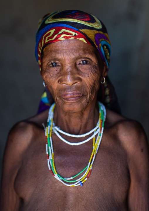 San tribe woman portrait, Huila Province, Chibia, Angola