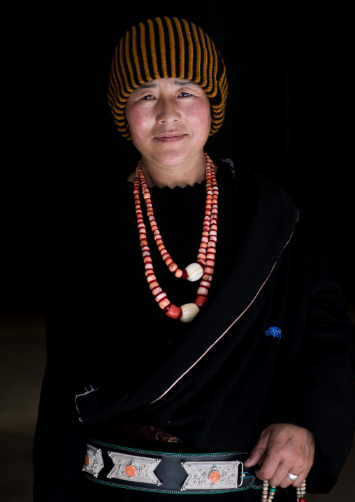 Portrait of a tibetan nomad woman, Qinghai province, Tsekhog, China