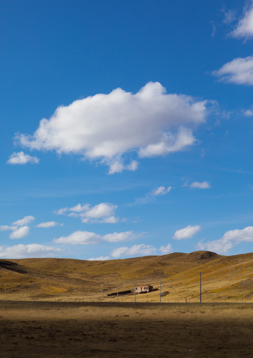 Little house in the grassland, Qinghai province, Tsekhog, China