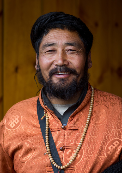 Portrait of a nyingma tibetan nomad man during a pilgrimage in Labrang monastery, Gansu province, Labrang, China