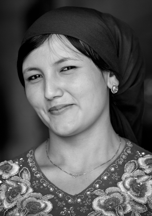 Young Uyghur Woman, Serik Buya Market, Yarkand, Xinjiang Uyghur Autonomous Region, China