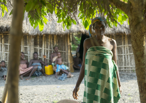 Benin, West Africa, Onigbolo Isaba, holi tribe woman under the shadow of a tree