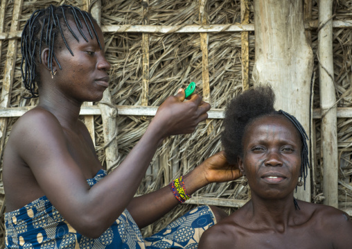 Benin, West Africa, Onigbolo Isaba, hairdresser at home in holi tribe