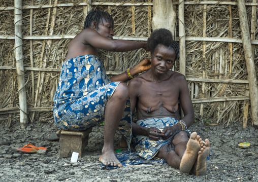 Benin, West Africa, Onigbolo Isaba, hairdresser at home in holi tribe