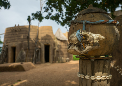 Benin, West Africa, Boukoumbé, traditional tata somba houses with thatched roofs and granaries