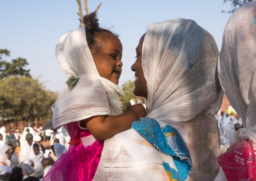 Pilgrim mother with her daughter during kidane mehret orthodox celebration, Amhara region, Lalibela, Ethiopia