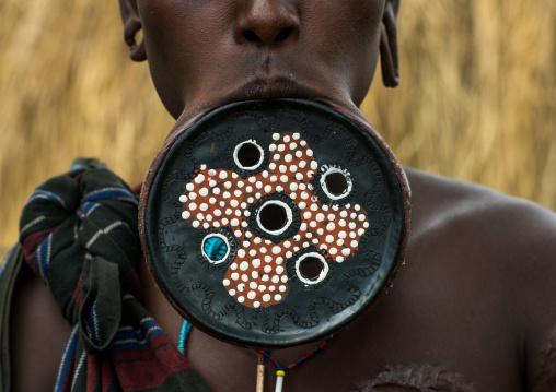 A mursi tribeswoman wearing a traditional lip-plate, Omo valley, Mago park, Ethiopia