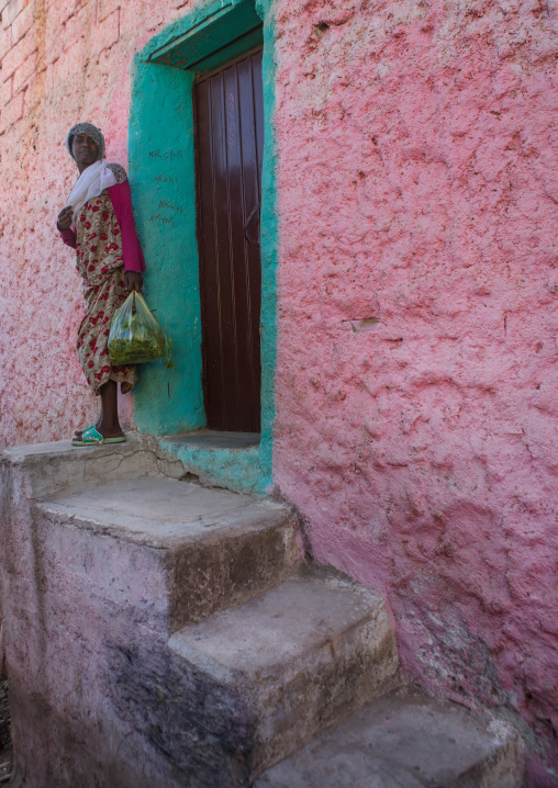 Woman in the streets of the old town, Harari region, Harar, Ethiopia