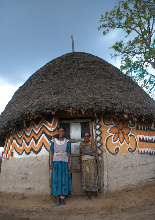 Ethiopia, Kembata, Alaba Kuito, women standing in front of their traditional painted house