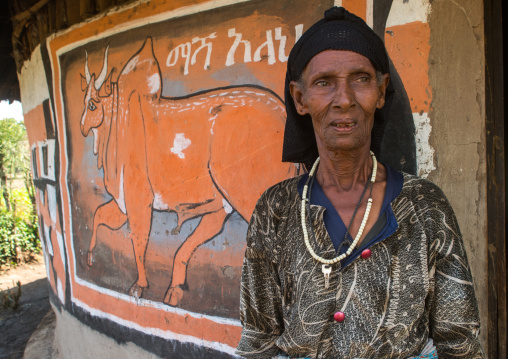 Ethiopia, Kembata, Alaba Kuito, ethiopian woman standing in front of her traditional painted house