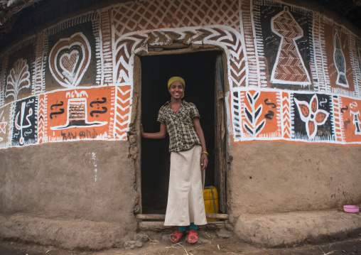 Ethiopia, Kembata, Alaba Kuito, ethiopian woman standing in front of her traditional painted house