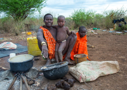 Bodi tribe woman with her chidren, Omo valley, Hana mursi, Ethiopia