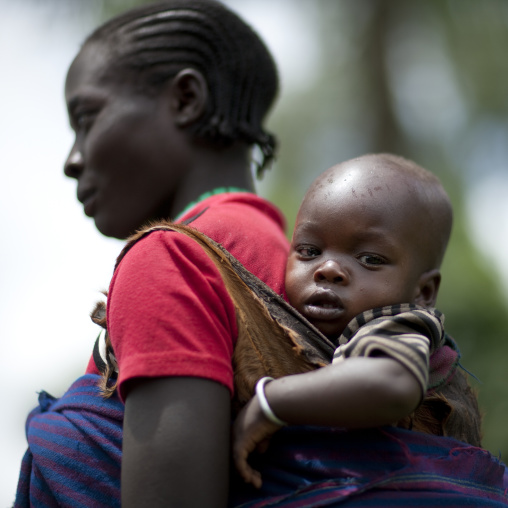 Menit woman carrying her baby on her back, Tum market, Omo valley, Ethiopia