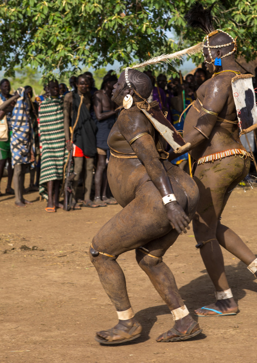 Bodi tribe fat men running during Kael ceremony, Omo valley, Hana Mursi, Ethiopia