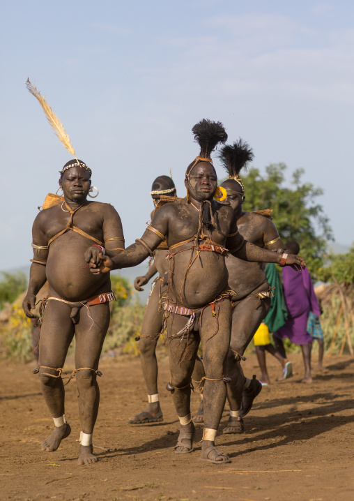 Bodi tribe fat men running during Kael ceremony, Omo Valley, Hana Mursi, Ethiopia