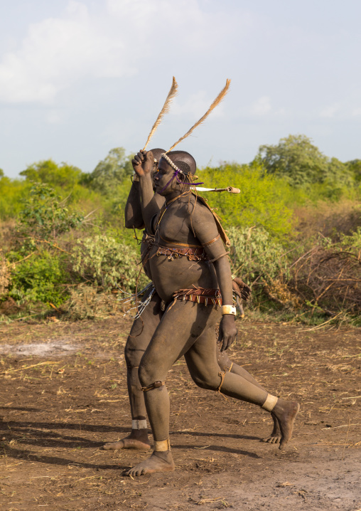 Bodi tribe fat men running during Kael ceremony, Omo valley, Hana Mursi, Ethiopia
