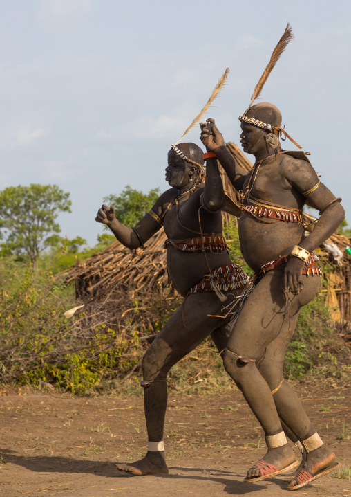 Bodi tribe fat men running during Kael ceremony, Omo valley, Hana Mursi, Ethiopia