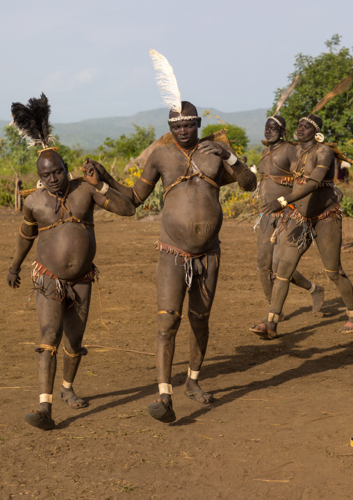 Bodi tribe fat men running during Kael ceremony, Omo valley, Hana Mursi, Ethiopia