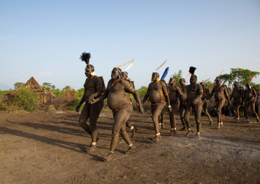 Bodi tribe fat men running during Kael ceremony, Omo valley, Hana Mursi, Ethiopia