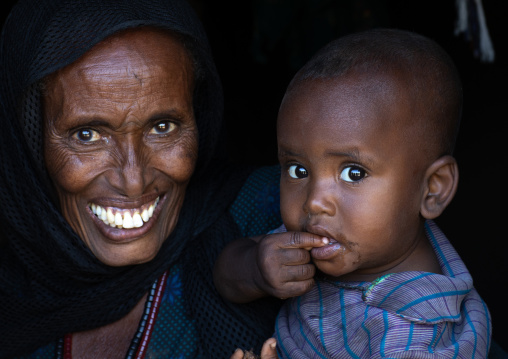 Portrait of a raya woman with her child, Afar Region, Chifra, Ethiopia