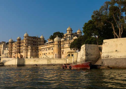 The city palace alongside lake Pichola, Rajasthan, Udaipur, India