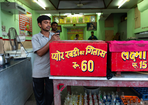 Waiters in an indian restaurant, Rajasthan, Jaipur, India