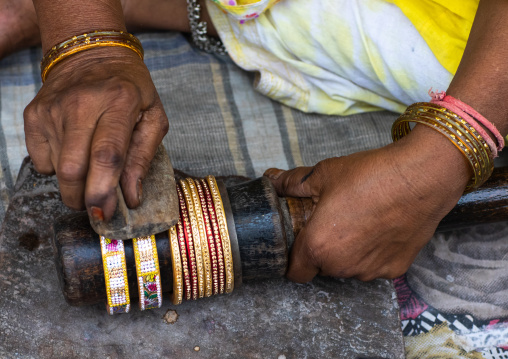 Indian jeweler making bracelets in his workshop, Rajasthan, Bundi, India