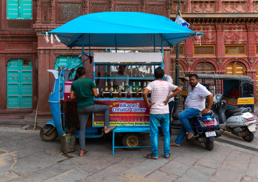 Small food stall in front of a haveli in the old city, Rajasthan, Bikaner, India