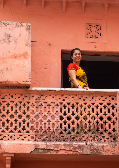 Portrait of a rajasthani woman in traditional sari, Rajasthan, Bundi, India