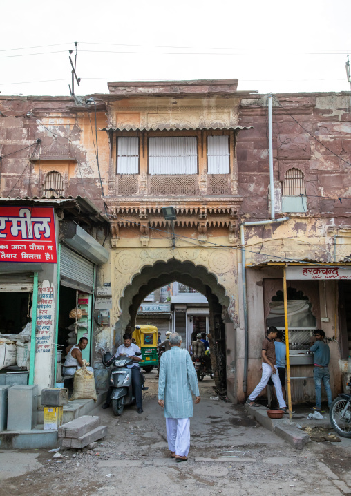 Indian pedestrians in the street, Rajasthan, Jodhpur, India